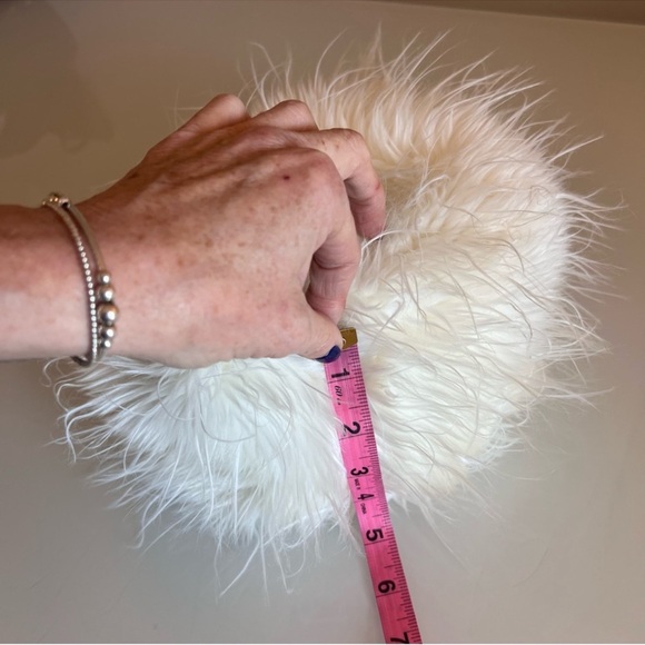 LE CHATEAU | White faux fur fuzzy elegant fall winter warm hat - Picture 6 of 10